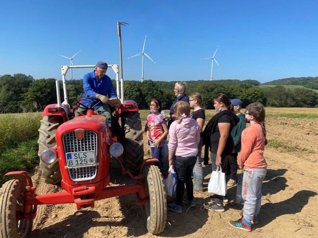 Die%20Klasse%20SB%203-4%20%C3%BCberreicht%20Eugen%20ein%20kleines%20Dankesch%C3%B6n Die%20Klasse%20SB%203-4%20%C3%BCberreicht%20Eugen%20ein%20kleines%20Dankesch%C3%B6n